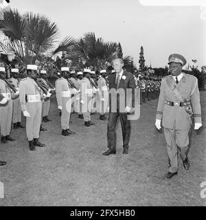 Il principe Bernhard a Zaire (ex Congo Belga), Bernhard ispeziona la guardia d'onore, 12 agosto 1973, guardie d'onore, presidenti, princes, Paesi Bassi, foto agenzia stampa del XX secolo, notizie da ricordare, documentario, fotografia storica 1945-1990, storie visive, Storia umana del XX secolo, che cattura momenti nel tempo Foto Stock