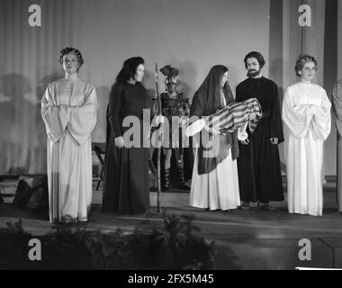 Prova di abbigliamento della festa di Natale al Palazzo di Amsterdam. Principesse Irene, Beatrix e Margriet, 21 dicembre 1961, CHRISTFEST, Prove, Paesi Bassi, foto agenzia stampa del XX secolo, notizie da ricordare, documentario, fotografia storica 1945-1990, storie visive, Storia umana del XX secolo, che cattura momenti nel tempo Foto Stock