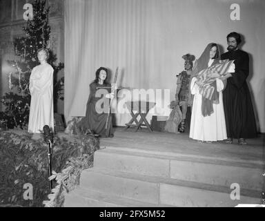 Prova di abbigliamento della festa di Natale al Palazzo di Amsterdam. Principesse Irene, Beatrix e Margriet, 21 dicembre 1961, CHRISTFEST, Prove, Paesi Bassi, foto agenzia stampa del XX secolo, notizie da ricordare, documentario, fotografia storica 1945-1990, storie visive, Storia umana del XX secolo, che cattura momenti nel tempo Foto Stock