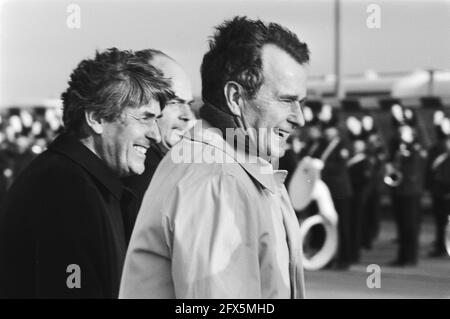 George Bush (sr.) e il primo ministro Lubbers (l) all'aeroporto di Schiphol, 1 febbraio 1983, arrivi e partenze, primi ministri, visite di stato, Paesi Bassi, foto agenzia stampa del XX secolo, notizie da ricordare, documentario, fotografia storica 1945-1990, storie visive, Storia umana del XX secolo, che cattura momenti nel tempo Foto Stock