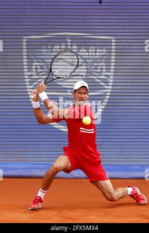 Belgrado. 25 Maggio 2021. Il Novak Djokovic della Serbia ritorna al Mats Moraing della Germania durante il loro ATP 250 Belgrade Open round di 16 partite di tennis a Belgrado, Serbia, il 25 maggio 2021. Credit: Predrag Milosavljevic/Xinhua/Alamy Live News Foto Stock