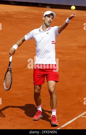 Belgrado. 25 Maggio 2021. Il Novak Djokovic della Serbia serve ai Mats Moraing della Germania durante il loro ATP 250 Belgrade Open round di 16 partite di tennis a Belgrado, Serbia, il 25 maggio 2021. Credit: Predrag Milosavljevic/Xinhua/Alamy Live News Foto Stock