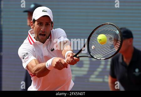 Belgrado. 25 Maggio 2021. Il Novak Djokovic della Serbia ritorna al Mats Moraing della Germania durante il loro ATP 250 Belgrade Open round di 16 partite di tennis a Belgrado, Serbia, il 25 maggio 2021. Credit: Predrag Milosavljevic/Xinhua/Alamy Live News Foto Stock