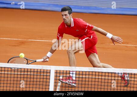 Belgrado. 25 Maggio 2021. Il Novak Djokovic della Serbia ritorna al Mats Moraing della Germania durante il loro ATP 250 Belgrade Open round di 16 partite di tennis a Belgrado, Serbia, il 25 maggio 2021. Credit: Predrag Milosavljevic/Xinhua/Alamy Live News Foto Stock