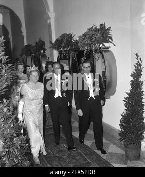 Arrivo della regina Giuliana e del principe Bernhard, 30 aprile 1962, regine, tiaras, I Paesi Bassi, foto agenzia stampa del XX secolo, notizie da ricordare, documentario, fotografia storica 1945-1990, storie visive, Storia umana del XX secolo, che cattura momenti nel tempo Foto Stock