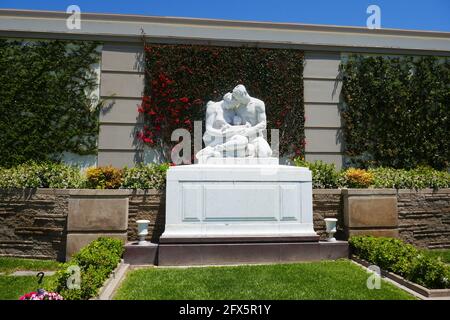 Cypress, California, USA 24 maggio 2021 UNA visione generale dell'atmosfera del Forest Lawn Cypress Memorial Park il 24 maggio 2021 a Cypress, California, USA. Foto di Barry King/Alamy Stock foto Foto Stock