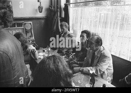 Registrazioni per la serie televisiva inglese Comm. Van der Valk nel caffè Joop Heuvel ad Amsterdam, 8 agosto 1972, REGISTRAZIONE, serie TV, Caffè, Paesi Bassi, foto agenzia stampa del XX secolo, notizie da ricordare, documentario, fotografia storica 1945-1990, storie visive, Storia umana del XX secolo, che cattura momenti nel tempo Foto Stock