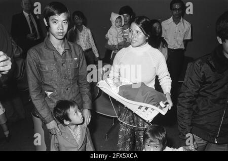 Arrivo dei rifugiati vietnamiti a Schiphol; famiglia, 23 settembre 1976, VOLI, I Paesi Bassi, foto agenzia stampa del XX secolo, notizie da ricordare, documentario, fotografia storica 1945-1990, storie visive, Storia umana del XX secolo, che cattura momenti nel tempo Foto Stock