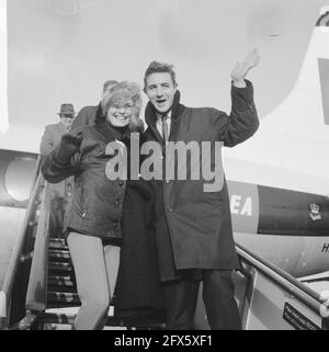 Arrivo Walter e Conny all'aeroporto di Schiphol, Walter e Conny, 14 gennaio 1965, arrivi, I Paesi Bassi, foto agenzia stampa del XX secolo, notizie da ricordare, documentario, fotografia storica 1945-1990, storie visive, Storia umana del XX secolo, che cattura momenti nel tempo Foto Stock