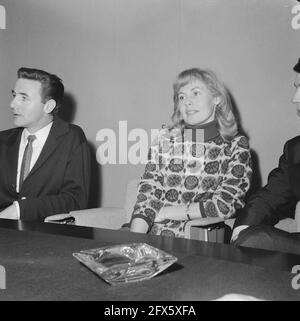 Arrivo Walter e Conny all'aeroporto di Schiphol, Walter e Conny, 14 gennaio 1965, arrivi, I Paesi Bassi, foto agenzia stampa del XX secolo, notizie da ricordare, documentario, fotografia storica 1945-1990, storie visive, Storia umana del XX secolo, che cattura momenti nel tempo Foto Stock