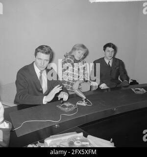 Arrivo Walter e Conny all'aeroporto di Schiphol, Walter e Conny, 14 gennaio 1965, arrivi, I Paesi Bassi, foto agenzia stampa del XX secolo, notizie da ricordare, documentario, fotografia storica 1945-1990, storie visive, Storia umana del XX secolo, che cattura momenti nel tempo Foto Stock