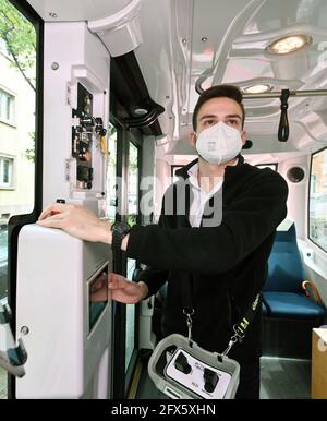 Karlsruhe, Germania. 17 maggio 2021. Christoph M., autista di sicurezza in un minibus autonomo, è in servizio in un quartiere di Karlsruhe. Il viaggio fa parte del progetto di ricerca 'EVA Shuttle'. In questo progetto, i minibus che guidano autonomamente e che non emettono emissioni trasportano i loro passeggeri da A a B nel distretto, a seconda delle necessità. L'ordine viene effettuato tramite l'app. I veicoli si muovono liberamente nel traffico stradale regolare, che, secondo l'operatore, è unico in Germania in questa costellazione. Credit: Uli Deck/dpa/Alamy Live News Foto Stock