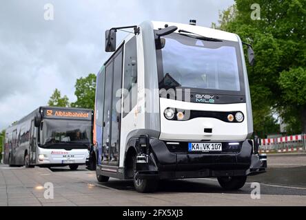 Karlsruhe, Germania. 17 maggio 2021. In un quartiere di Karlsruhe è in uso un minibus con guida autonoma. Il viaggio fa parte del progetto di ricerca 'EVA Shuttle'. In questo progetto, i minibus che guidano autonomamente e che non emettono emissioni trasportano i loro passeggeri da A a B nel distretto, a seconda delle necessità. L'ordine viene effettuato tramite l'app. I veicoli si muovono liberamente nel traffico stradale regolare, che, secondo l'operatore, è unico in Germania in questa costellazione. Credit: Uli Deck/dpa/Alamy Live News Foto Stock