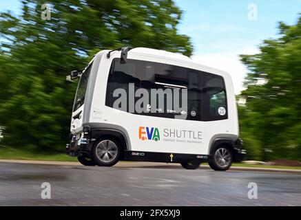 Karlsruhe, Germania. 17 maggio 2021. In un quartiere di Karlsruhe è in uso un minibus con guida autonoma. Il viaggio fa parte del progetto di ricerca 'EVA Shuttle'. In questo progetto, i minibus che guidano autonomamente e che non emettono emissioni trasportano i loro passeggeri da A a B nel distretto, a seconda delle necessità. L'ordine viene effettuato tramite l'app. I veicoli si muovono liberamente nel traffico stradale regolare, che, secondo l'operatore, è unico in Germania in questa costellazione. Credit: Uli Deck/dpa/Alamy Live News Foto Stock