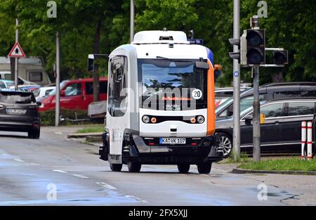 Karlsruhe, Germania. 17 maggio 2021. In un quartiere di Karlsruhe è in uso un minibus con guida autonoma. Il viaggio fa parte del progetto di ricerca 'EVA Shuttle'. In questo progetto, i minibus che guidano autonomamente e che non emettono emissioni trasportano i loro passeggeri da A a B nel distretto, a seconda delle necessità. L'ordine viene effettuato tramite l'app. I veicoli si muovono liberamente nel traffico stradale regolare, che, secondo l'operatore, è unico in Germania in questa costellazione. Credit: Uli Deck/dpa/Alamy Live News Foto Stock