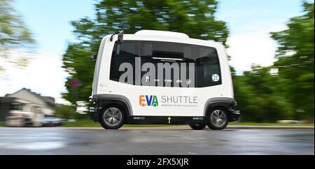 Karlsruhe, Germania. 17 maggio 2021. In un quartiere di Karlsruhe è in uso un minibus con guida autonoma. Il viaggio fa parte del progetto di ricerca 'EVA Shuttle'. In questo progetto, i minibus che guidano autonomamente e che non emettono emissioni trasportano i loro passeggeri da A a B nel distretto, a seconda delle necessità. L'ordine viene effettuato tramite l'app. I veicoli si muovono liberamente nel traffico stradale regolare, che, secondo l'operatore, è unico in Germania in questa costellazione. Credit: Uli Deck/dpa/Alamy Live News Foto Stock