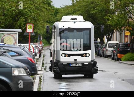 Karlsruhe, Germania. 17 maggio 2021. In un quartiere di Karlsruhe è in uso un minibus con guida autonoma. Il viaggio fa parte del progetto di ricerca 'EVA Shuttle'. In questo progetto, i minibus che guidano autonomamente e che non emettono emissioni trasportano i loro passeggeri da A a B nel distretto, a seconda delle necessità. L'ordine viene effettuato tramite l'app. I veicoli si muovono liberamente nel traffico stradale regolare, che, secondo l'operatore, è unico in Germania in questa costellazione. Credit: Uli Deck/dpa/Alamy Live News Foto Stock