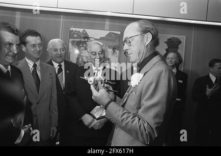 Il Principe Bernhard apre il 25° Int. Congresso spaziale in RAI ad Amsterdam; il principe Bernhard riceve il modello del progetto Apollo di Soyuz, 30 settembre 1974, SPAZIO, congressi, Aperture, principi, Paesi Bassi, foto agenzia stampa del XX secolo, notizie da ricordare, documentario, fotografia storica 1945-1990, storie visive, Storia umana del XX secolo, che cattura momenti nel tempo Foto Stock