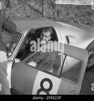 16° raduno di tulipani iniziato a Noordwijk, ben Pon con Porsche, 21 aprile 1964, Paesi Bassi, foto agenzia stampa XX secolo, notizie da ricordare, documentario, fotografia storica 1945-1990, storie visive, Storia umana del XX secolo, che cattura momenti nel tempo Foto Stock