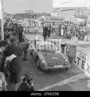 16° raduno di tulipani iniziato a Noordwijk, ben Pon con Porsche, 21 aprile 1964, Paesi Bassi, foto agenzia stampa XX secolo, notizie da ricordare, documentario, fotografia storica 1945-1990, storie visive, Storia umana del XX secolo, che cattura momenti nel tempo Foto Stock