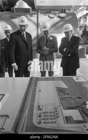 Il principe Bernhard apre il Flevocentrale della Provincia Geldersche Electriciteits Maatschappij vicino a Lelystad, 10 ottobre 1969, arrivi, aperture, I Paesi Bassi, foto agenzia stampa del XX secolo, notizie da ricordare, documentario, fotografia storica 1945-1990, storie visive, Storia umana del XX secolo, che cattura momenti nel tempo Foto Stock