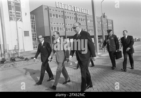 Il principe Bernhard apre Flevocentrale della Provincia Geldersche Electriciteits Maatschappij, nei pressi di Lelystad, il 10 ottobre 1969, arrivi, aperture, Paesi Bassi, foto agenzia stampa del xx secolo, notizie da ricordare, documentario, fotografia storica 1945-1990, storie visive, Storia umana del XX secolo, che cattura momenti nel tempo Foto Stock