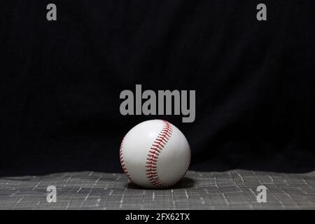 Sdraiato sul tavolo un baseball. Foto Stock