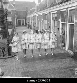 Le ragazze di fiori di Haarlem in nuovo vestito, i loro nuovi vestiti di cotone di Boussac. Alcune ragazze al Proveniershofje di Haarlem, 18 marzo 1963, RAGAZZE DI FIORI, Paesi Bassi, foto agenzia stampa del XX secolo, notizie da ricordare, documentario, fotografia storica 1945-1990, storie visive, Storia umana del XX secolo, che cattura momenti nel tempo Foto Stock