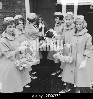 Le ragazze di fiori di Haarlem in nuovo vestito, i loro nuovi vestiti di cotone di Boussac. Alcune ragazze al Proveniershofje di Haarlem, 18 marzo 1963, RAGAZZE DI FIORI, Paesi Bassi, foto agenzia stampa del XX secolo, notizie da ricordare, documentario, fotografia storica 1945-1990, storie visive, Storia umana del XX secolo, che cattura momenti nel tempo Foto Stock