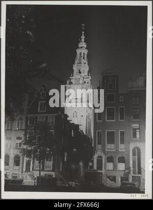 Le luci festive di Amsterdam sono bruciate ieri sera, dando alla gente un'idea di come sarà la capitale in occasione dell'anniversario del governo. Lo Zuiderkerkstoren tra vecchie scuderie, 24 agosto 1948, canali, illuminazione, inaugurazione, Famiglia reale, torri, Paesi Bassi, foto agenzia stampa del XX secolo, notizie da ricordare, documentario, fotografia storica 1945-1990, storie visive, Storia umana del XX secolo, che cattura momenti nel tempo Foto Stock