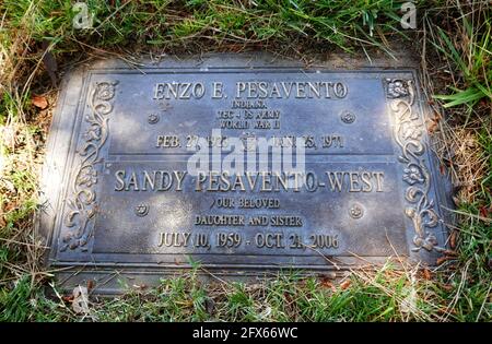 Cypress, California, USA 24 maggio 2021 UNA visione generale dell'atmosfera della tomba di Singer Sandy West a Forest Lawn Cypress Memorial Park il 24 maggio 2021 a Cypress, California, USA. Foto di Barry King/Alamy Stock foto Foto Stock