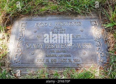 Cypress, California, USA 24 maggio 2021 UNA visione generale dell'atmosfera della tomba di Singer Sandy West a Forest Lawn Cypress Memorial Park il 24 maggio 2021 a Cypress, California, USA. Foto di Barry King/Alamy Stock foto Foto Stock