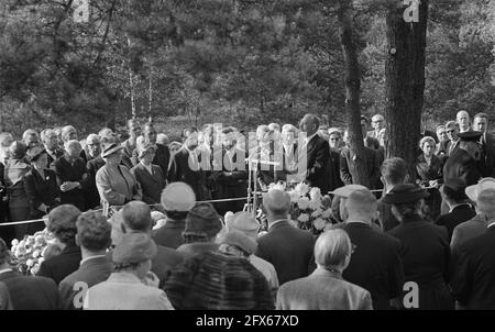 Riinterramento delle vittime olandesi di guerra a Loenen. Dr. W. Drees rilascia un discorso, 8 settembre 1960, cimiteri, funerali, I Paesi Bassi, foto agenzia stampa del XX secolo, notizie da ricordare, documentario, fotografia storica 1945-1990, storie visive, Storia umana del XX secolo, che cattura momenti nel tempo Foto Stock