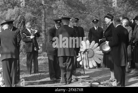 Sepoltura delle vittime olandesi di guerra a Loenen, 8 settembre 1960, cimiteri, sepolture, I Paesi Bassi, foto agenzia stampa del XX secolo, notizie da ricordare, documentario, fotografia storica 1945-1990, storie visive, Storia umana del XX secolo, che cattura momenti nel tempo Foto Stock