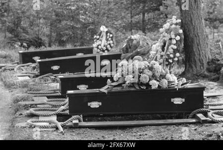 Sepoltura delle vittime olandesi di guerra a Loenen, 8 settembre 1960, cimiteri, sepolture, I Paesi Bassi, foto agenzia stampa del XX secolo, notizie da ricordare, documentario, fotografia storica 1945-1990, storie visive, Storia umana del XX secolo, che cattura momenti nel tempo Foto Stock