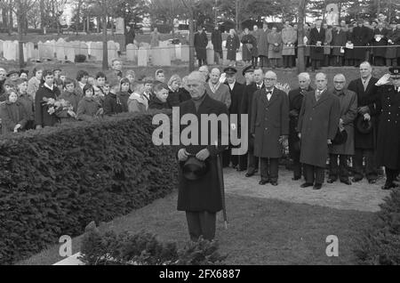 Commemorazione dei bombardamenti del Bezuidenhout all'Aia posa di corone presso il monumento, 3 marzo 1960, bombardamenti, commemorazioni, corone, Monumenti, Paesi Bassi, foto agenzia stampa del XX secolo, notizie da ricordare, documentario, fotografia storica 1945-1990, storie visive, Storia umana del XX secolo, che cattura momenti nel tempo Foto Stock