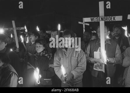 Commemorazione degli omicidi di dicembre davanti al consolato surinamese di Amsterdam, 8 dicembre 1987, CONSOLATI, commemorazioni, I Paesi Bassi, foto agenzia stampa del XX secolo, notizie da ricordare, documentario, fotografia storica 1945-1990, storie visive, Storia umana del XX secolo, che cattura momenti nel tempo Foto Stock