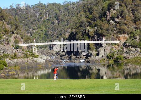 Persone che fotografano Alexandra Suspension Bridge in Cataract Gorge Foto Stock