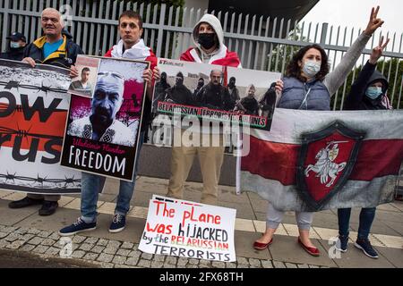 Varsavia, Polonia. 25 Maggio 2021. I manifestanti tengono cartelli e immagini dei prigionieri politici in Bielorussia durante la protesta. I residenti bielorussi in Polonia si sono riuniti fuori dall'ambasciata della Bielorussia per protestare contro l'arresto di Protesevich, giornalista dissidente e le repressioni sugli attivisti da parte di Aleksander Lukashenko. Credit: SOPA Images Limited/Alamy Live News Foto Stock