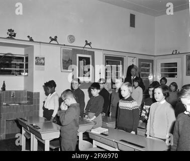 Commemorazione della principessa Wilhelmina nelle scuole, presso la scuola di Vondel, 7 dicembre 1962, SCUOLE, Commemorazioni, Paesi Bassi, foto agenzia stampa del XX secolo, notizie da ricordare, documentario, fotografia storica 1945-1990, storie visive, Storia umana del XX secolo, che cattura momenti nel tempo Foto Stock