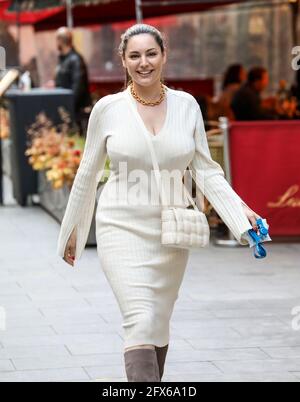 Londra, Regno Unito. 25 Maggio 2021. Kelly Brook parte dal suo smooth FM show presso i Global radio Studios di Londra. (Foto di Brett Cove/SOPA Images/Sipa USA) Credit: Sipa USA/Alamy Live News Foto Stock