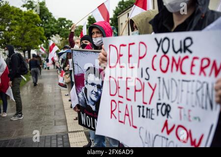 Varsavia, Polonia. 25 Maggio 2021. Durante la protesta i manifestanti tengono cartelli e agitano la bandiera storica proibita.i residenti bielorussi in Polonia si sono riuniti fuori dall'ambasciata della Bielorussia per protestare contro l'arresto di Protesevich, giornalista dissidente e le repressioni sugli attivisti da Aleksander Lukashenko. (Foto di Attila Husejnow/SOPA Images/Sipa USA) Credit: Sipa USA/Alamy Live News Foto Stock