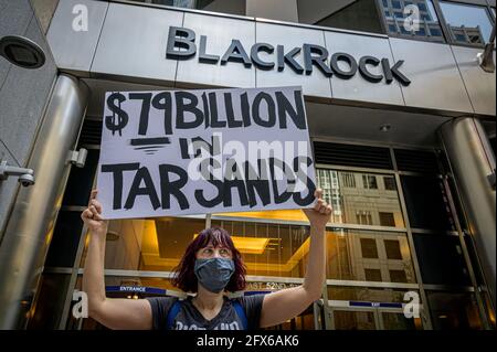 STATI UNITI. 25 Maggio 2021. Gli attivisti del clima con Stop the Money Pipeline hanno tenuto un rally nel centro di Manhattan il 25 maggio 2021 fuori dalla sede centrale di BlackRock, uno dei maggiori finanziatori al mondo della distruzione del clima, a loro parere, per esortare l'azienda a porre fine al loro sostegno ai pericolosi progetti relativi al carbone, e smettere di finanziare i combustibili fossili e la distruzione delle foreste. (Foto di Erik McGregor/Sipa USA) Credit: Sipa USA/Alamy Live News Foto Stock