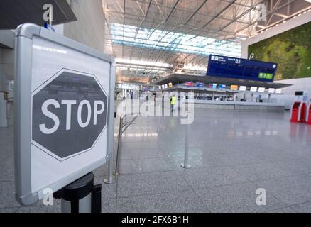 19 maggio 2021, Hessen, Francoforte sul meno: Il vuoto regna nel Terminal 2 dell'aeroporto. Dato che il numero dei passeggeri è calato drasticamente a causa della pandemia globale di Corona, il Terminal 2 è stato chiuso nell'aprile 2020. Ora la riapertura è il 1° giugno. (Al rapporto del dpa 'il Terminal 2 si risveglia alla nuova vita' dal 26.05.2021) Foto: Boris Roessler/dpa Foto Stock