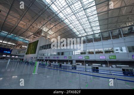 19 maggio 2021, Hessen, Francoforte sul meno: Il vuoto regna nel Terminal 2 dell'aeroporto. Dato che il numero dei passeggeri è calato drasticamente a causa della pandemia globale di Corona, il Terminal 2 è stato chiuso nell'aprile 2020. Ora la riapertura è il 1° giugno. (Al rapporto del dpa 'il Terminal 2 si risveglia alla nuova vita' dal 26.05.2021) Foto: Boris Roessler/dpa Foto Stock