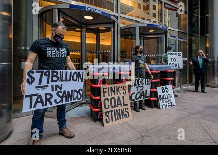 STATI UNITI. 25 Maggio 2021. Gli attivisti del clima con Stop the Money Pipeline hanno tenuto un rally nel centro di Manhattan il 25 maggio 2021 fuori dalla sede centrale di BlackRock, uno dei maggiori finanziatori al mondo della distruzione del clima, a loro parere, per esortare l'azienda a porre fine al loro sostegno ai pericolosi progetti relativi al carbone, e smettere di finanziare i combustibili fossili e la distruzione delle foreste. (Foto di Erik McGregor/Sipa USA) Credit: Sipa USA/Alamy Live News Foto Stock