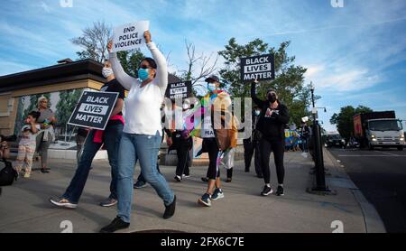 25 maggio 2021, quartiere Mattapan di Boston, Massachusetts, USA: I dimostranti marciano per ricordare l'assassinio di George Floyd nel quartiere Mattapan di Boston il 25 maggio 2021. Credit: Keiko Hiromi/AFLO/Alamy Live News Foto Stock