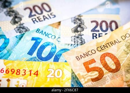 In questa illustrazione della foto, note di duecento, cento, cinquanta e venti reais, il reale è la valuta del Brasile. La Banca centrale ha lanciato linee guida per la creazione di una moneta digitale che servirà da estensione del reale nel paese. Foto Stock