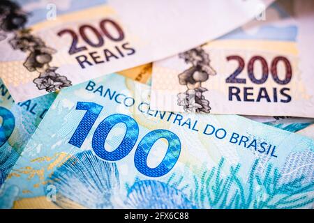 In questa illustrazione della foto, duecento e cento note di reais visto visualizzato, il reale è la valuta del Brasile. La Banca centrale ha lanciato linee guida per la creazione di una moneta digitale che servirà da estensione del reale nel paese. Foto Stock