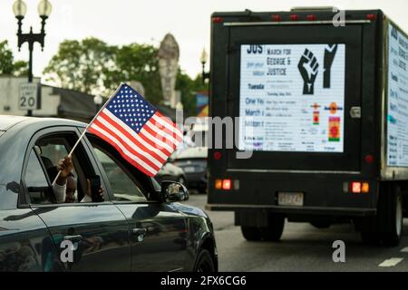 25 maggio 2021, quartiere Mattapan di Boston, Massachusetts, USA: I dimostranti marciano per ricordare l'assassinio di George Floyd nel quartiere Mattapan di Boston il 25 maggio 2021. Credit: Keiko Hiromi/AFLO/Alamy Live News Foto Stock